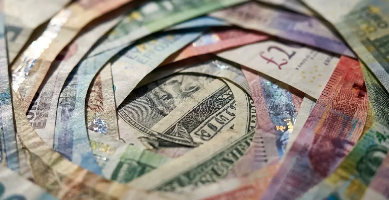 International currency exchange visualization for remote workers